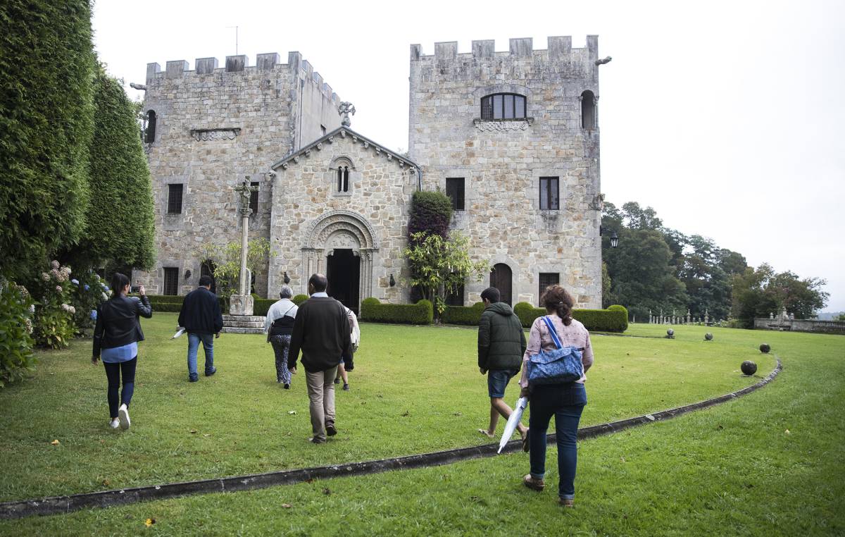Un grupo de turistas realiza una visita guiada al Pazo de Meirás, en Sada (Coruña).
