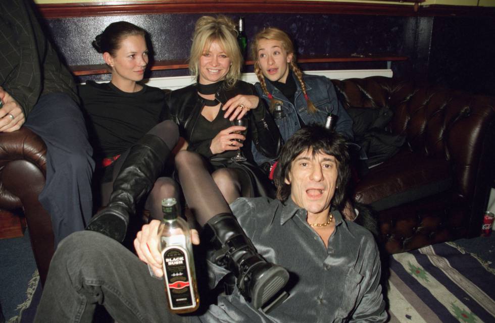 Jo Wood en el centro junto a su hija Leah (derecha) y la modelo Kate Moss, y Ronnie Wood en una fiesta en Londres en 1999.