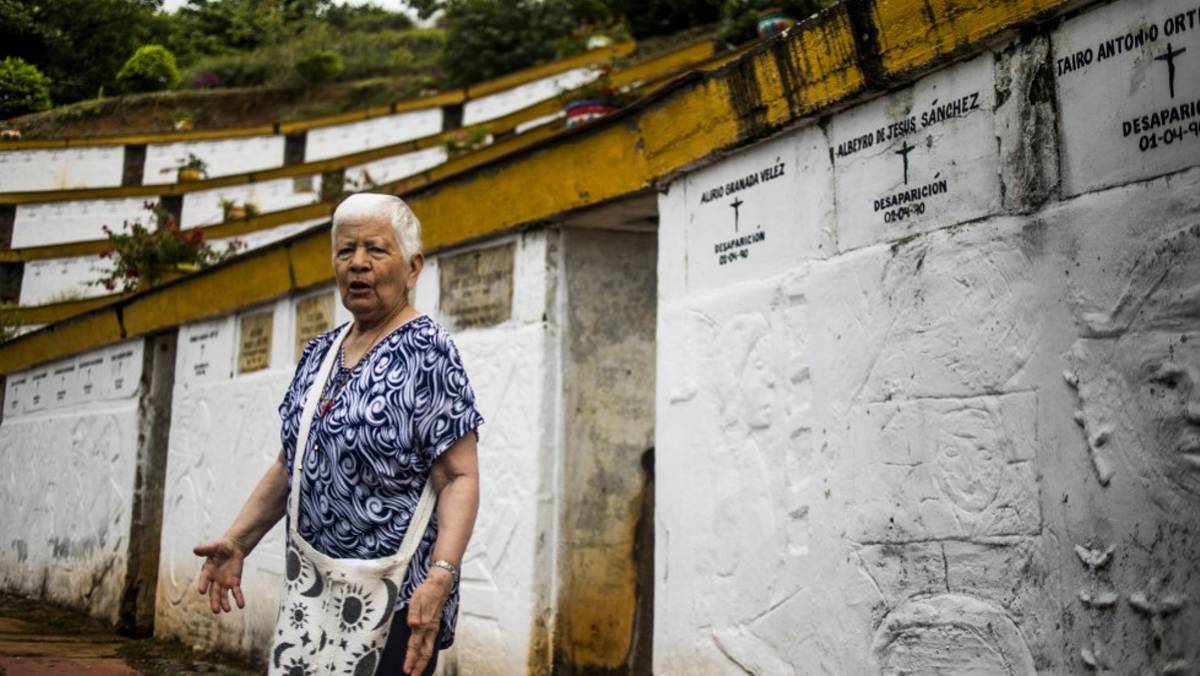 Trigos, ante lápidas de víctimas.