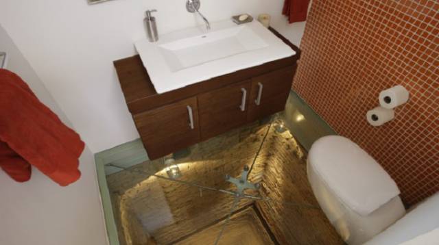 Un baño en Guadalajara con vistas a un abismo de doce pisos