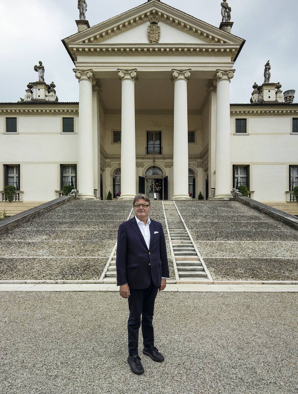 Mario Moretti Polegato, en la entrada principal de Villa Sandi, una de las más de 4.000 villas de estilo palladiano que hay en la región del Véneto y cuartel general del 'prosecco' del mismo nombre