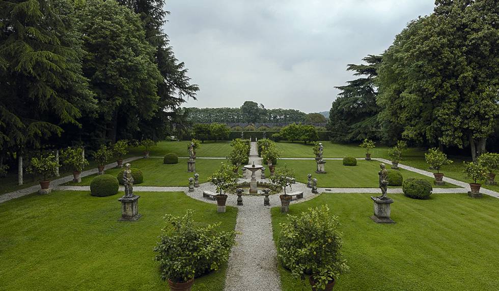 Los jardines traseros de la propiedad del clan Polegato.