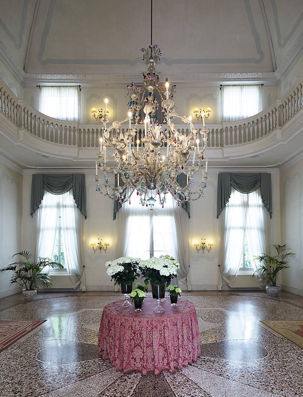 'Hall' de entrada con arañas de cristal veneciano.