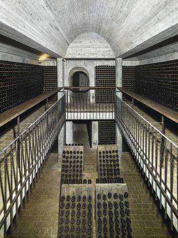 En la galería de túneles de Villa Sandi se almacenan un millón y medio de botellas de siete tipos de vino distintos.