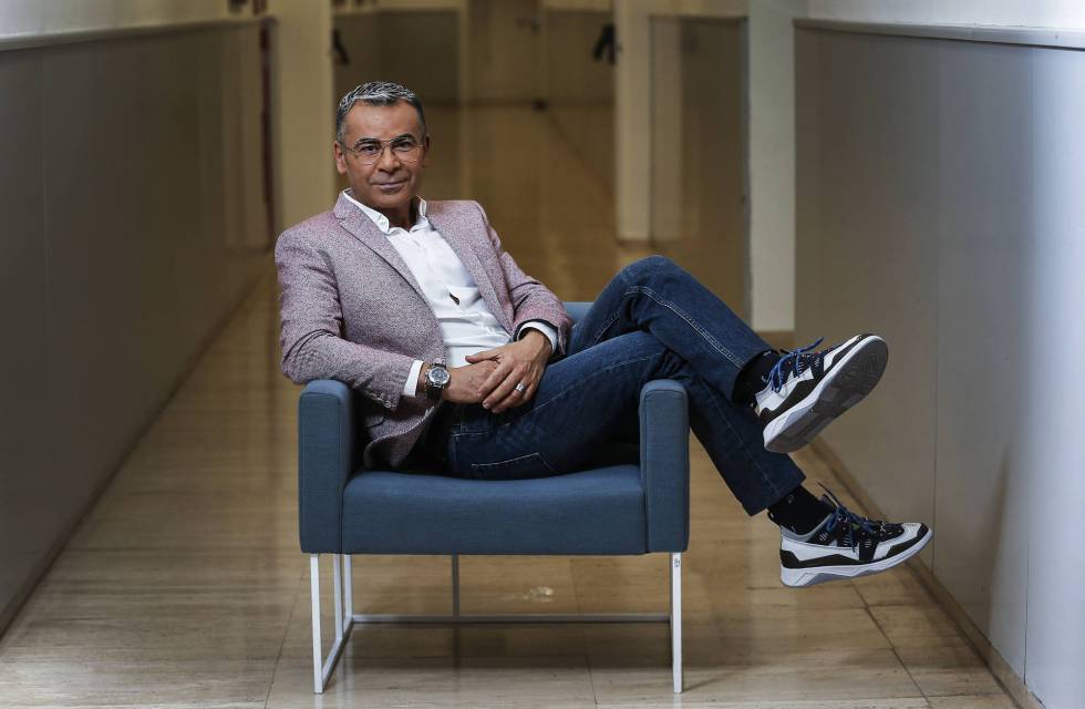 Jorge Javier Vázquez este miércoles durante un descanso de 'Sálvame' en uno de los pasillos de la sede de Telecinco en Fuencarral (Madrid)