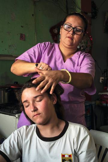 La niña con su madre, que trabaja en una residencia.