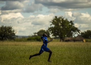La misión de Harriet: que ninguna niña ugandesa abandone sus estudios