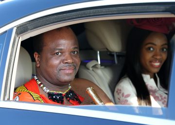 El rey Mswati III de Suizalandia, junto a una de sus esposas, en Sochi, Rusia, el pasado octubre.