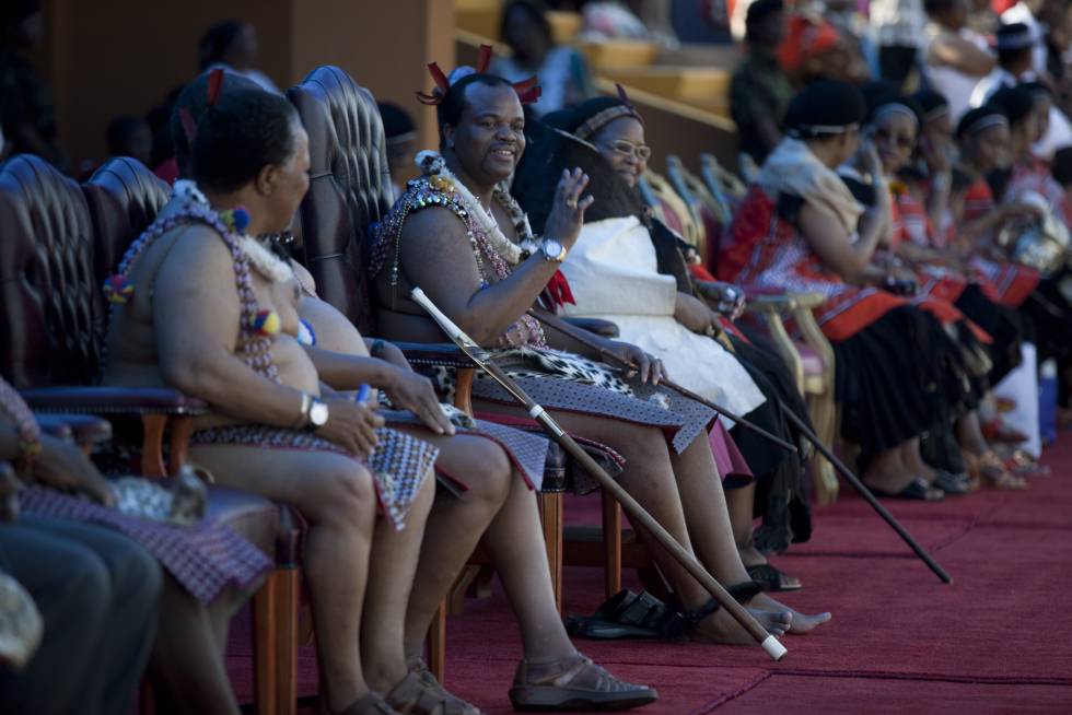 El rey Mswati III en una ceremonia en Suizalandia, con algunas de sus esposas de fondo, en 2009.