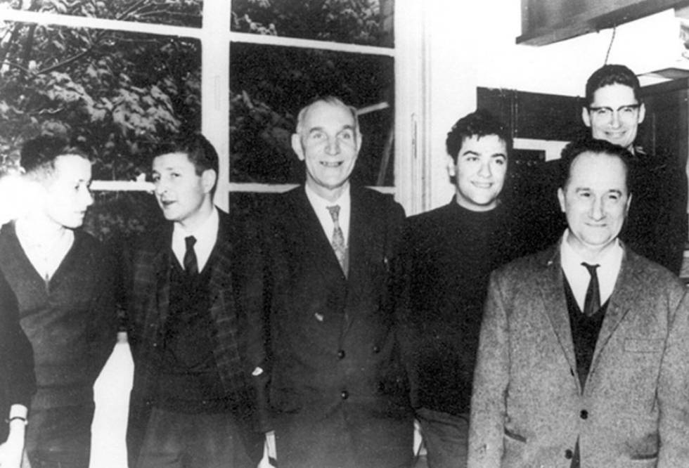Claude Cohen-Tannoudji, Alfred Kastler y Serge Haroche (segundo, tercero y cuarto por la izquierda), en una imagen de 1966.
