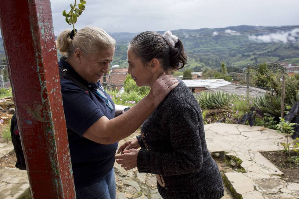 La investigadora Lucía Madrigal saluda a Yamile, enferma de alzhéimer desde los 41 años.