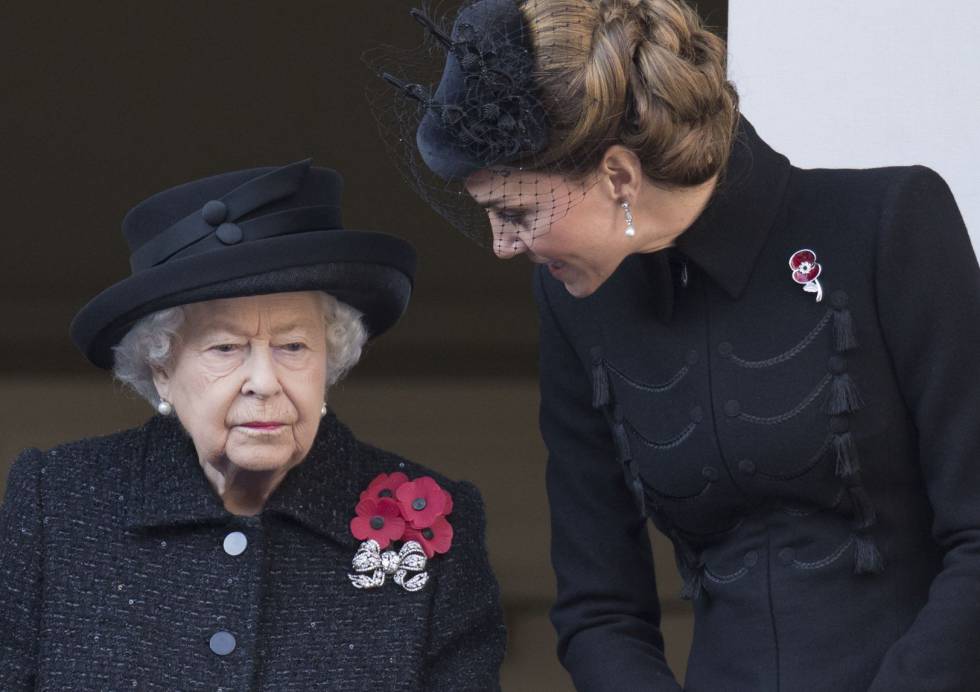 Isabel II, con Kate Middleton, el pasado domingo.