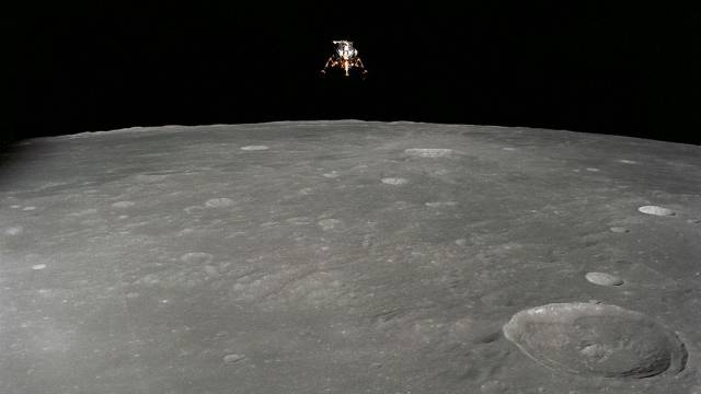 El módulo lunar del 'Apolo 12' sobrevuela la Luna.