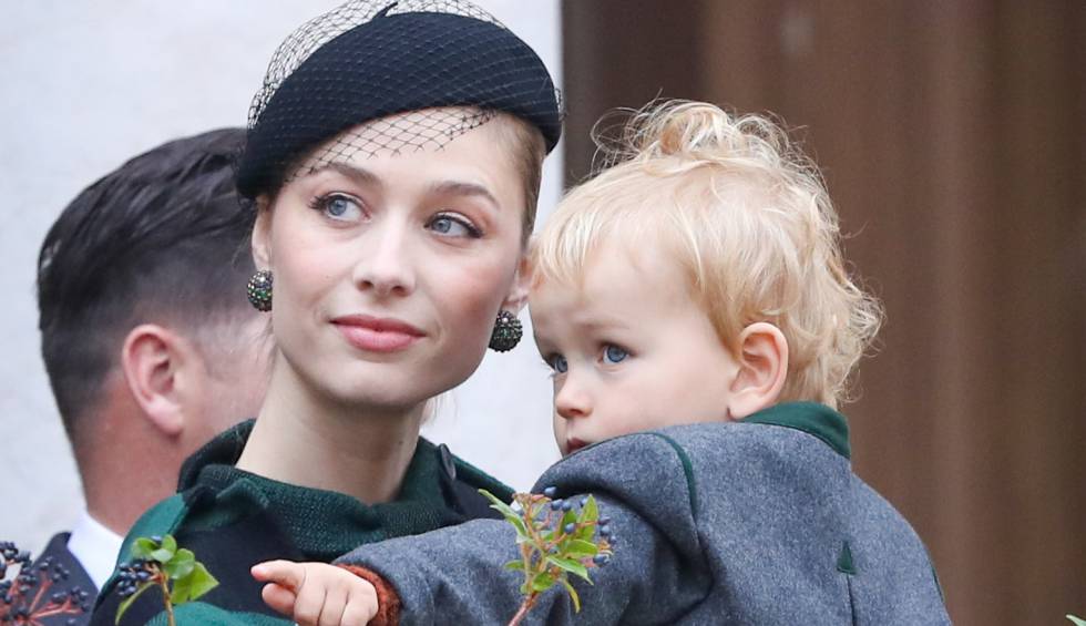 Beatrice Borromeo, con su hijo Franceso, en la celebración del Día de Mónaco, este martes.