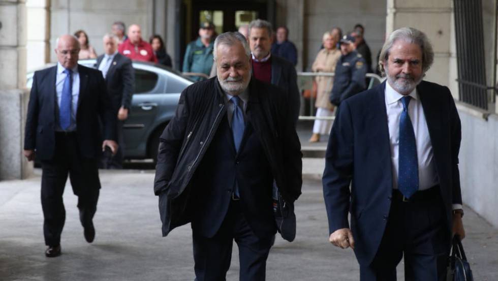 Griñán, en el centro de la imagen, a su llegada este martes a los juzgados de Sevilla.