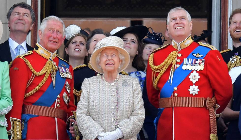 Los príncipes Carlos y Andrés con su madre, Isabel II, el pasado junio en el palacio de Buckingham.