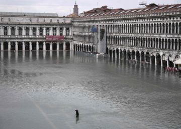 La plaza de San Marcos inundada tras la marea alta conocida como 'acqua alta', en Venecia. 