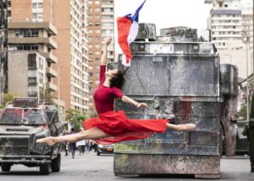 La historia tras la foto de la bailarina en las protestas de Chile