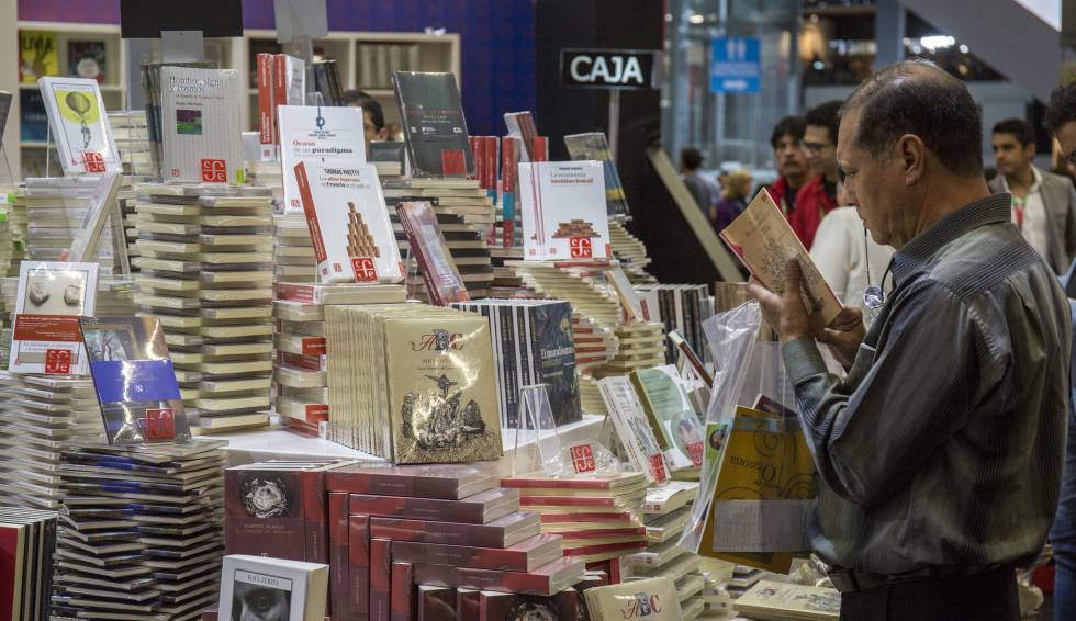 Un hombre ojea un libro en la FIL de Guadalajara de 2018. 