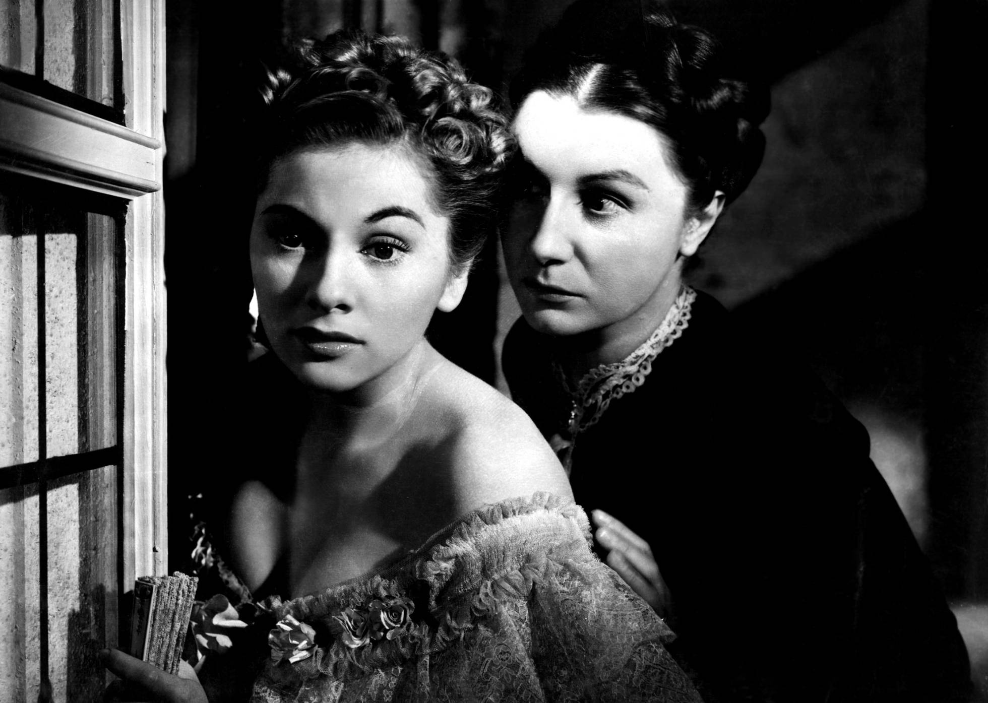 Joan Fontaine e Judith Anderson en 'Rebeca', a película de Hitchcock que podería considerarse a nai de Todas as obsesións cinematográficas.'Rebeca', la película de Hitchcock que podría considerarse la madre de todas la obsesiones cinematográficas.
