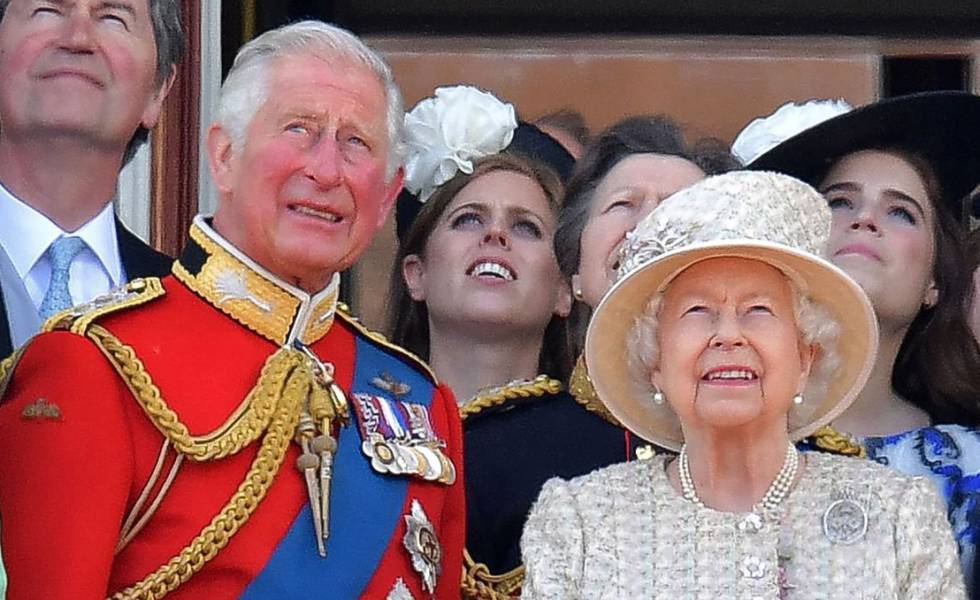 Carlos de Inglaterra y la reina Isabel II, en el palacio de Buckingham, el pasado junio.