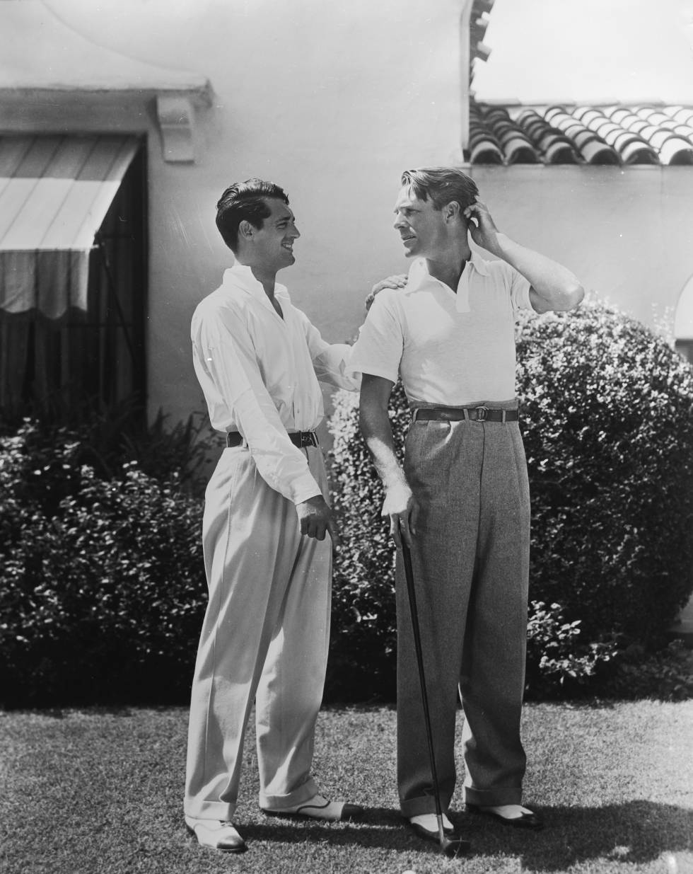 Cary Grant y Randolph Scott posan en el jardín de su casa de Santa Mónica.