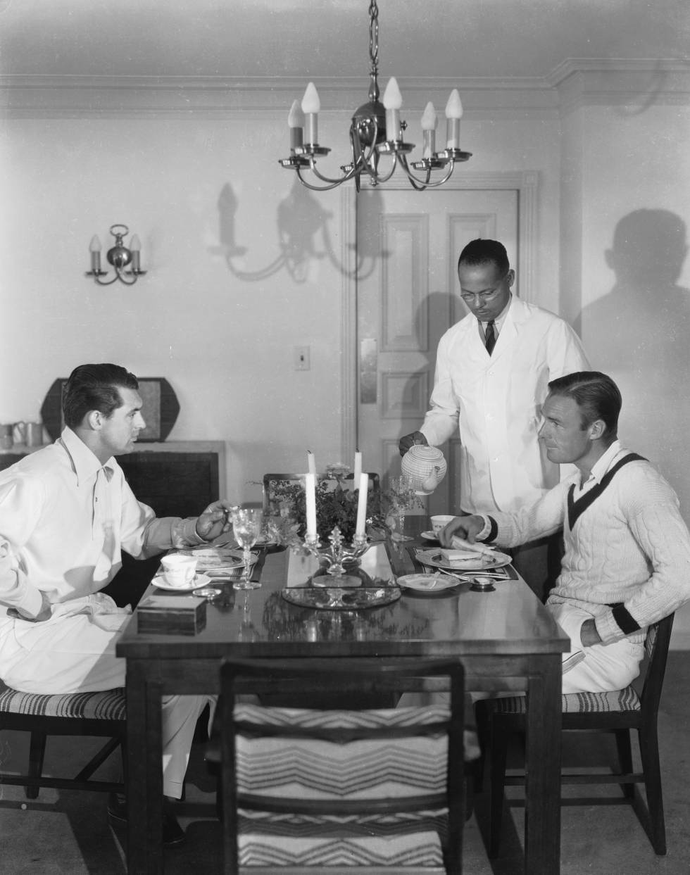 Cary Grant y Randolph Scott cenan en el salón de su casa de Santa Mónica.