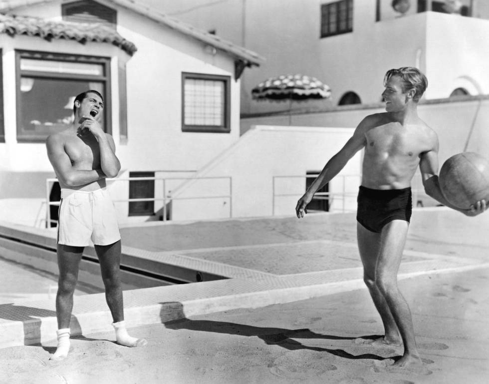 Cary Grant y Randolph Scott comparten una jornada de playa.