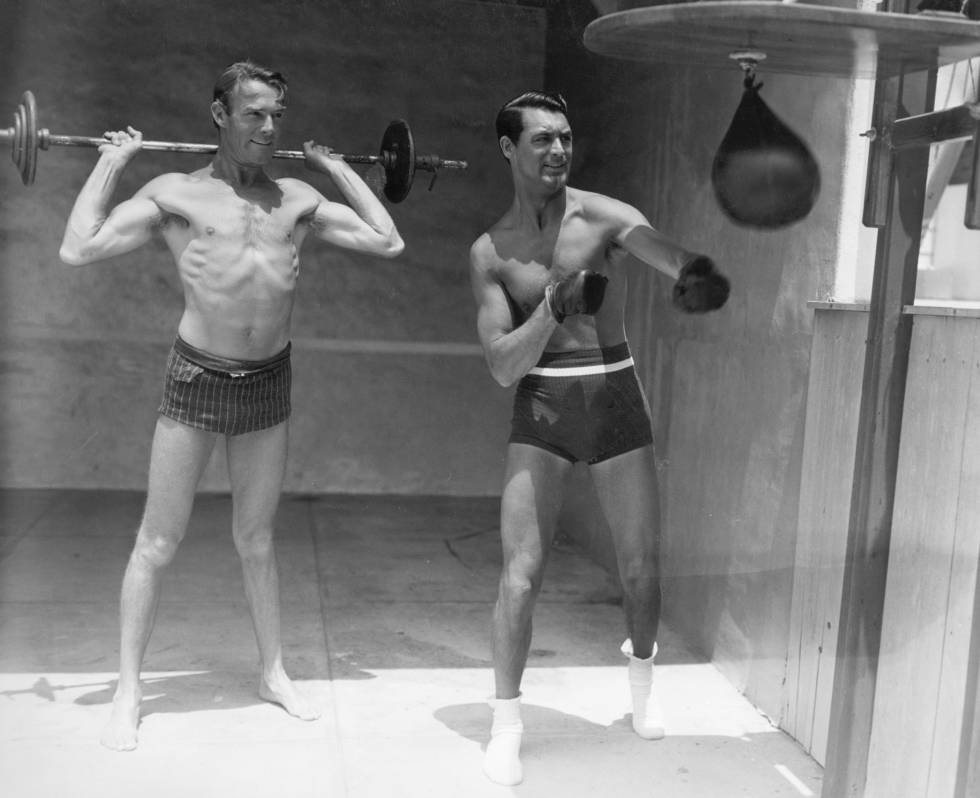 Cary Grant y Randolph Scott hacen gimnasia juntos.