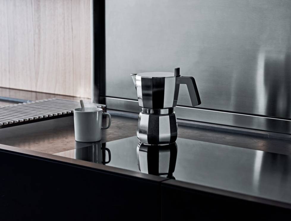 Parece una cafetera normal, pero la Moka de Alessi lleva la firma del arquitecto David Chipperfield.