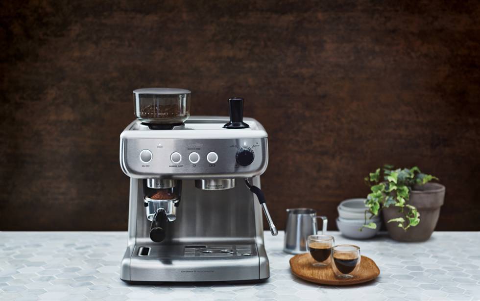 El acero inoxidable, en diseño, es la solución a casi todo. Aquí, la Breville Barista Max.