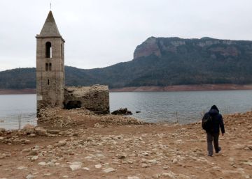 El pantano de Sau, con el campanario al descubierto por el bajo nivel del embalse, el invierno pasado.