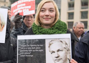 Protesta por la liberación del ciberactivista australiano Julian Assange, frente a la Puerta de Brandenburgo, este miércoles en Berlín.