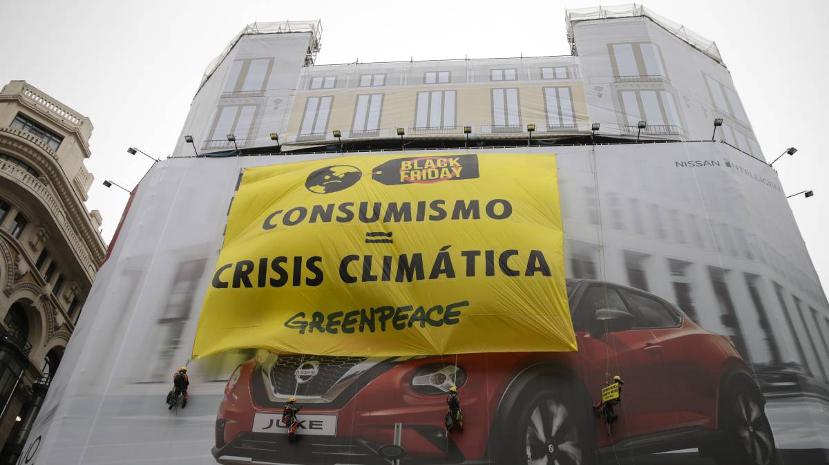 La protesta de Greenpeace en Madrid, en imágenes