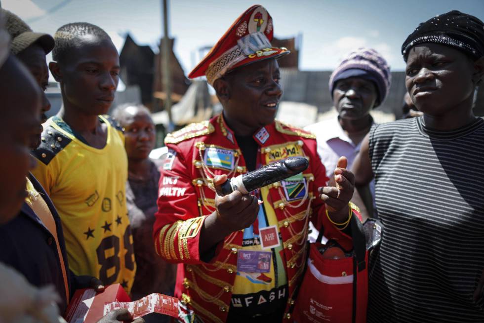 Una demostración callejera del uso del condón en Kibera, Nairobi, Kenia.