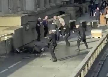 Un terrorista mata a puñaladas a dos personas en el puente de Londres
