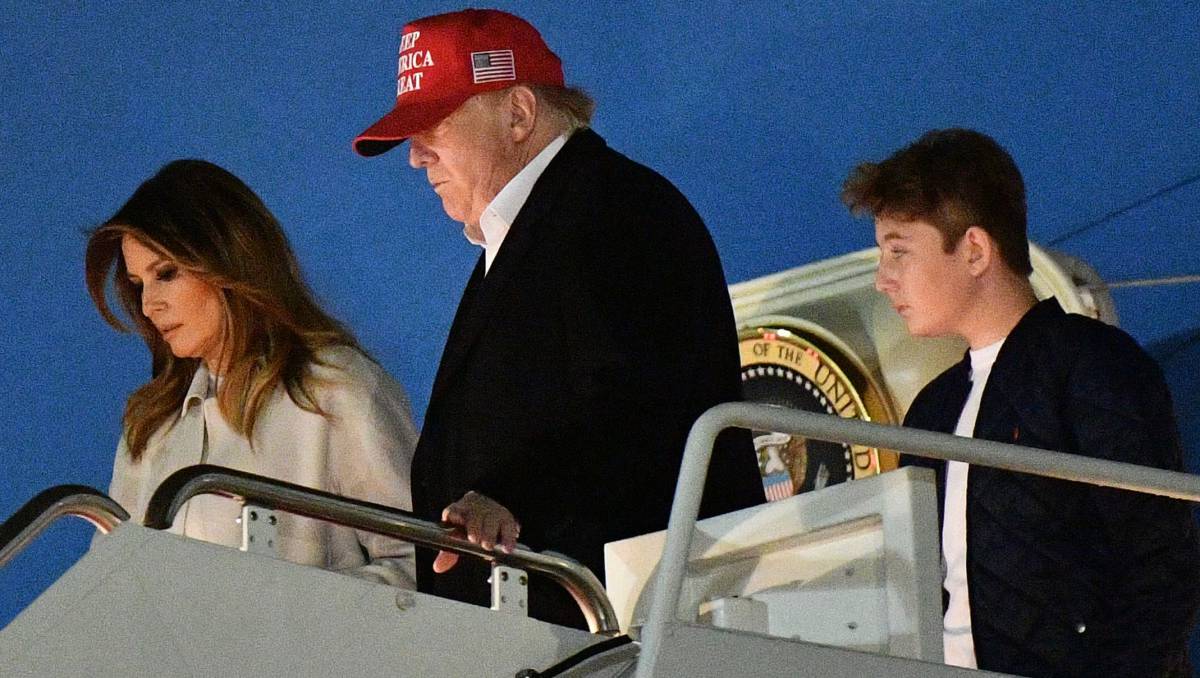 Donald Trump, junto a su familia, este domingo.