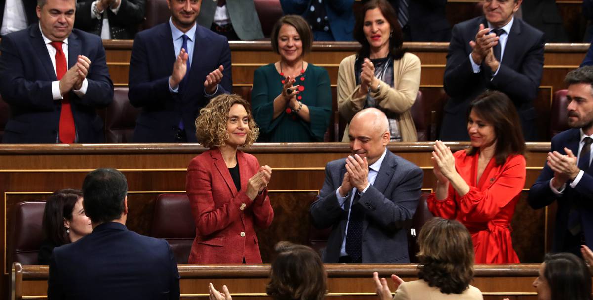 La socialista Meritxell Batet (centro), tras ser nombrada presidenta del Congreso.