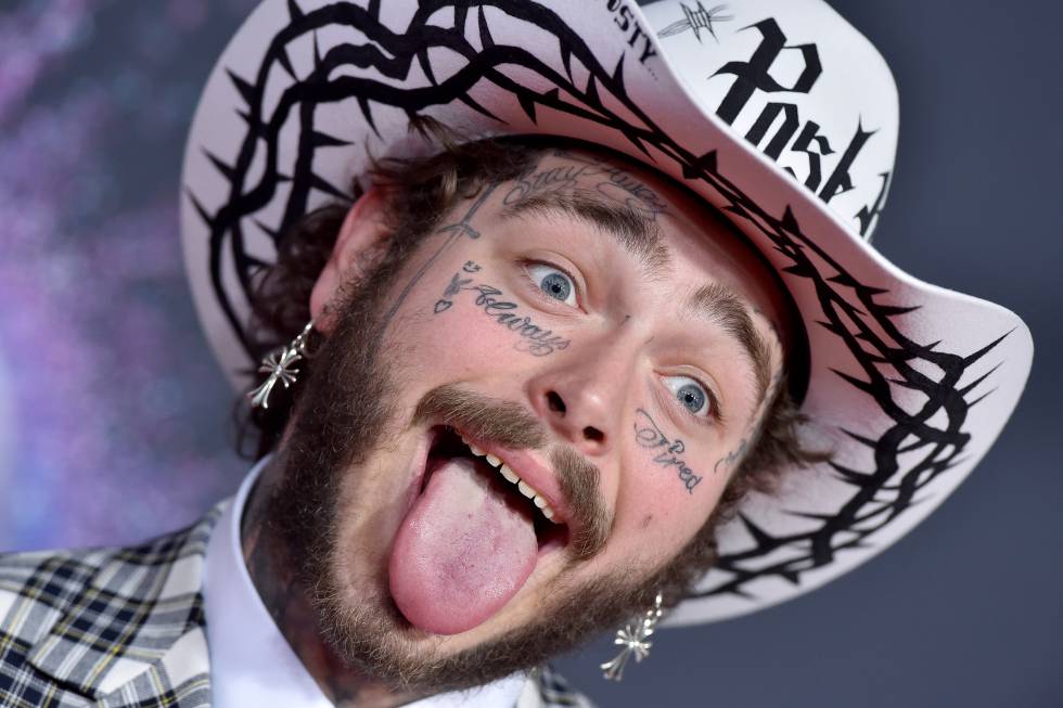 Post Malone, el artista más escuchado en el mundo en 2019, sacando la lengua en la ceremonia de los Music Awards el pasado mes de noviembre en Los Ángeles.