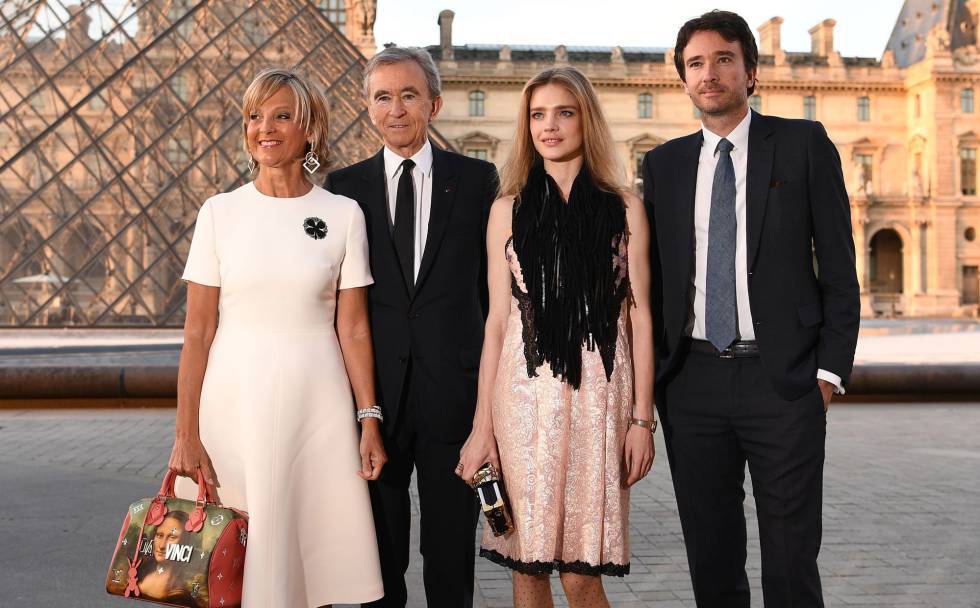 Hélène Mercier-Arnault, Bernard Arnault, Natalia Vodianova y Antoine Arnault en el Museo del Louvre, en abril de 2017.