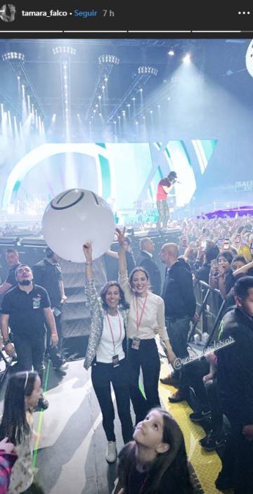 Ana Boyer (izquierda) y Tamara Falcó, hermanas de Enrique Iglesias, este sábado en el WiZink Center (Madrid) en el concierto de su hermano.