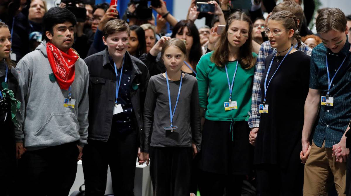 Greta Thunberg, junto a otros jóvenes en la COP25.