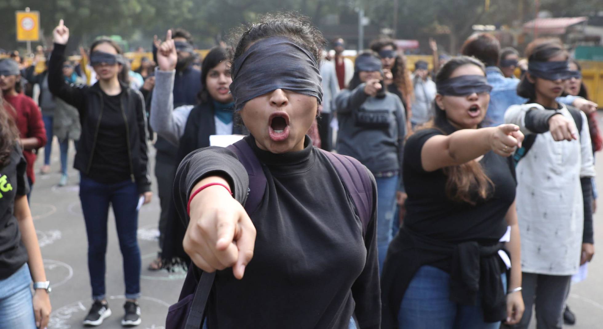 Ativistas participar no protesto em Nova Delhi, neste sábado.