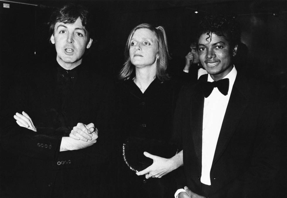 Paul McCartney posa con su esposa Linda y Michael Jackson en la gala de los premios BRIT en Londres, el 16 de febrero de 1983.