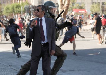El hombre tranquilo que bebía refresco en las protestas de Chile