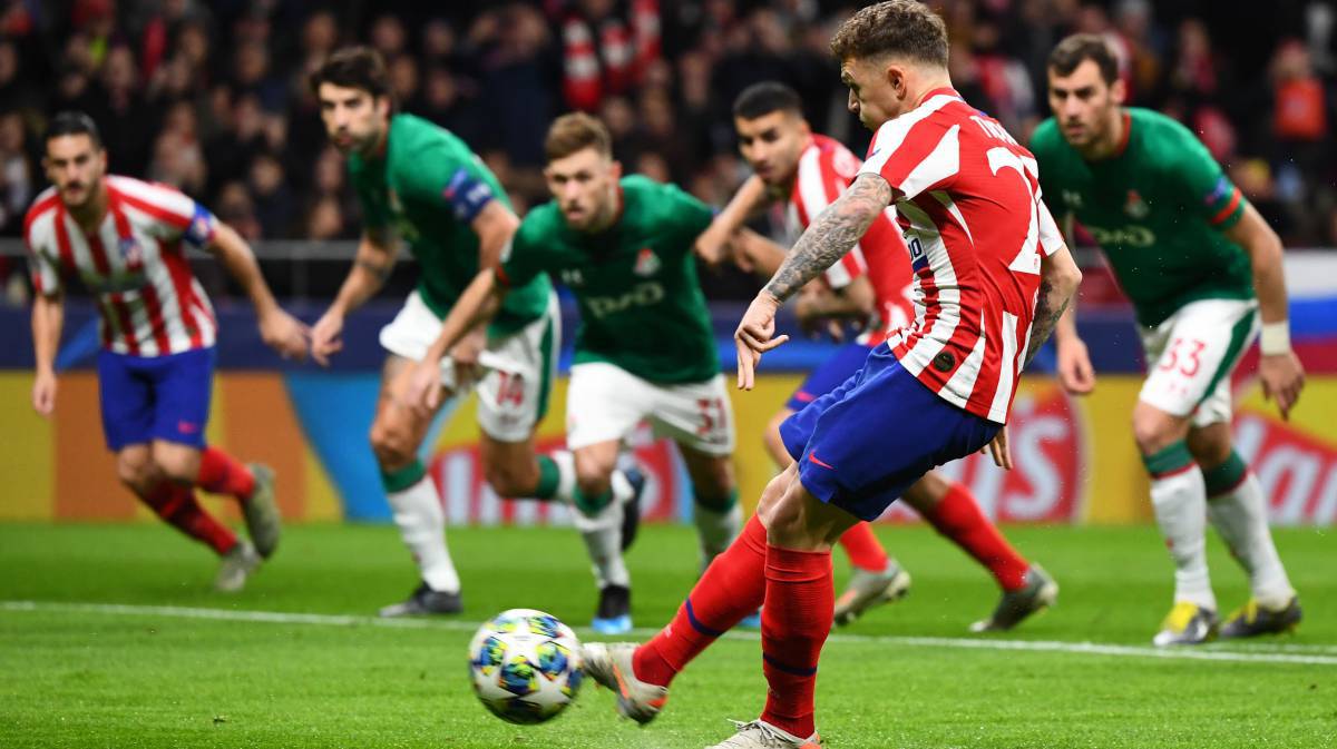Trippier dispara un penalti.