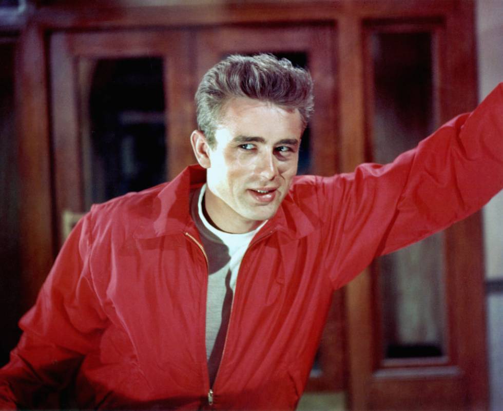 James Dean, su chaqueta roja, su tupé y su entrada triunfal en el imaginario del siglo XX.