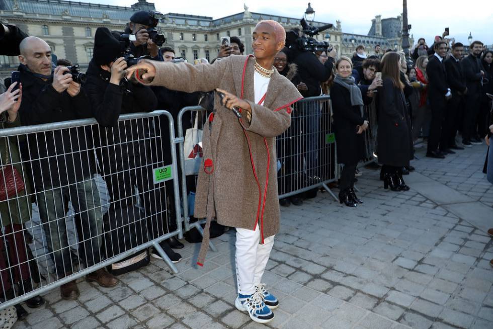Jaden Smith indicando el rumbo de la moda del futuro a su llegada a un desfile de Louis Vuitton en 2018.