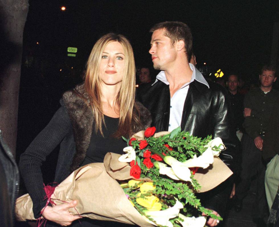 Jennifer Aniston y Brad Pitt celebrando el 30 cumpleaños de la actriz en 1999 en Los Ángeles. En julio del año siguiente la pareja se casó en Malibú.