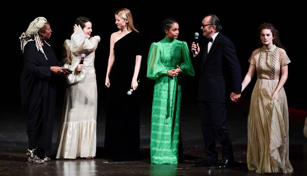 Whoopi Goldberg, Claire Foy, Mia Goth, Yara Shahidi, Paolo Roversi y Stella Roversi en la presentación del calendario Pirelli 2020 en Verona.